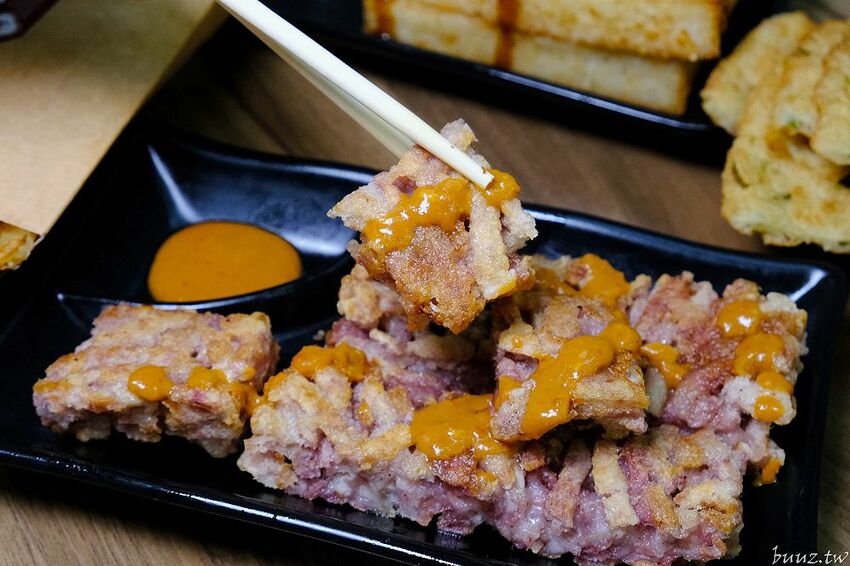 傳統工法揉製麵糰，王天津正宗蔥油餅王，蔥油餅層層堆疊出香Q薄脆滋味！