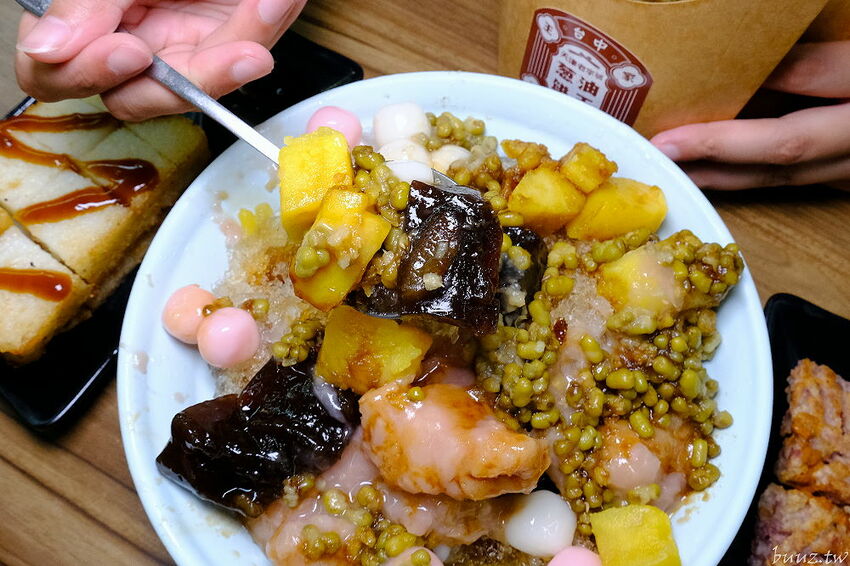 傳統工法揉製麵糰，王天津正宗蔥油餅王，蔥油餅層層堆疊出香Q薄脆滋味！