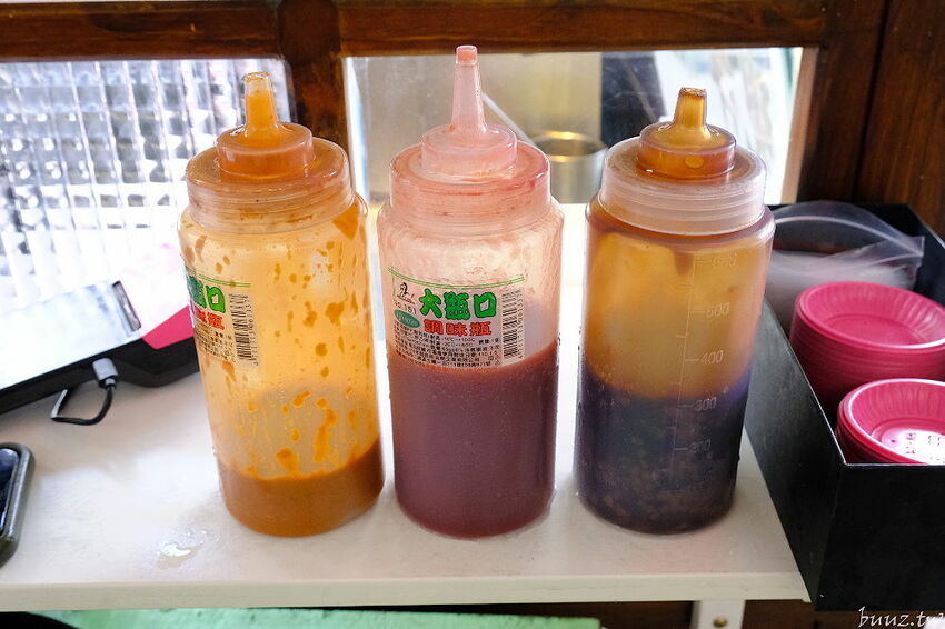 傳統工法揉製麵糰，王天津正宗蔥油餅王，蔥油餅層層堆疊出香Q薄脆滋味！