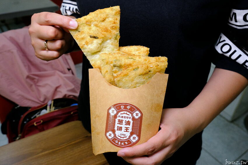 傳統工法揉製麵糰，王天津正宗蔥油餅王，蔥油餅層層堆疊出香Q薄脆滋味！