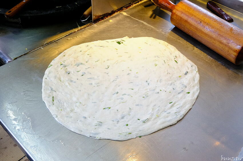 傳統工法揉製麵糰，王天津正宗蔥油餅王，蔥油餅層層堆疊出香Q薄脆滋味！