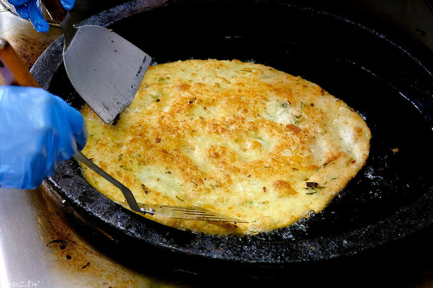 傳統工法揉製麵糰，王天津正宗蔥油餅王，蔥油餅層層堆疊出香Q薄脆滋味！