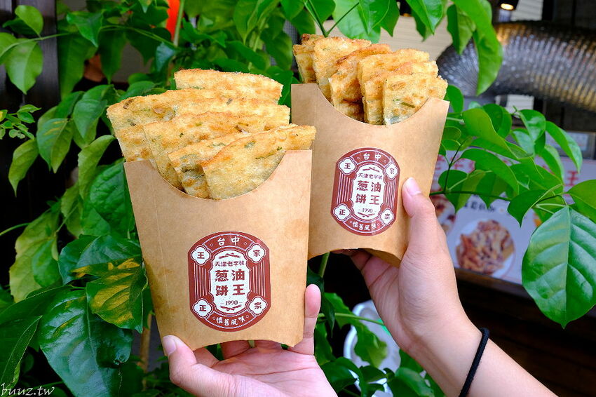 傳統工法揉製麵糰，王天津正宗蔥油餅王，蔥油餅層層堆疊出香Q薄脆滋味！