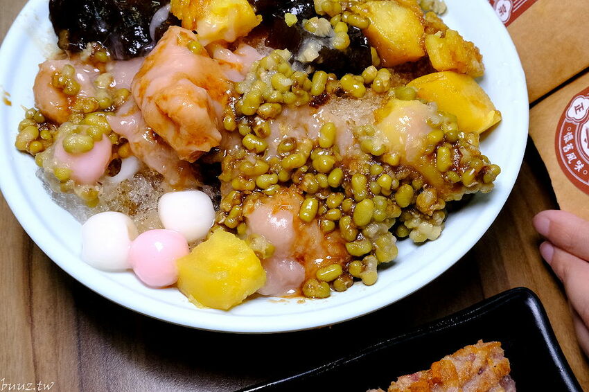 傳統工法揉製麵糰，王天津正宗蔥油餅王，蔥油餅層層堆疊出香Q薄脆滋味！