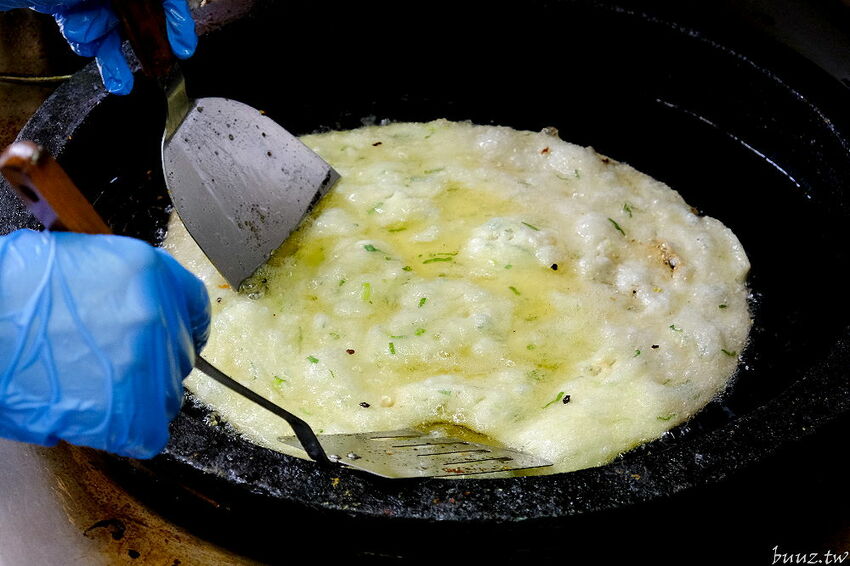 傳統工法揉製麵糰，王天津正宗蔥油餅王，蔥油餅層層堆疊出香Q薄脆滋味！