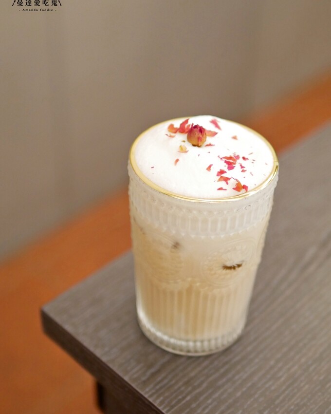 超厚工蔬果湯頭!隱藏在巷弄裡的好味道『貍偷聚門鍋物』一試成主顧蒜頭蛤蠣鍋吃起來!台南美食推薦|台南東區火鍋推薦|台南特色火鍋 - 曼達愛吃鬼