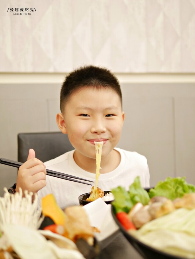 超厚工蔬果湯頭!隱藏在巷弄裡的好味道『貍偷聚門鍋物』一試成主顧蒜頭蛤蠣鍋吃起來!台南美食推薦|台南東區火鍋推薦|台南特色火鍋 - 曼達愛吃鬼