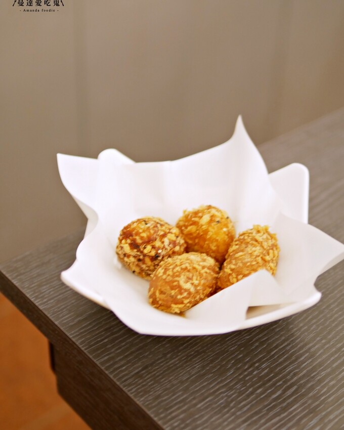 超厚工蔬果湯頭!隱藏在巷弄裡的好味道『貍偷聚門鍋物』一試成主顧蒜頭蛤蠣鍋吃起來!台南美食推薦|台南東區火鍋推薦|台南特色火鍋 - 曼達愛吃鬼