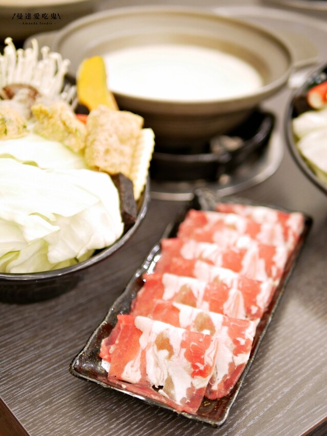 超厚工蔬果湯頭!隱藏在巷弄裡的好味道『貍偷聚門鍋物』一試成主顧蒜頭蛤蠣鍋吃起來!台南美食推薦|台南東區火鍋推薦|台南特色火鍋 - 曼達愛吃鬼