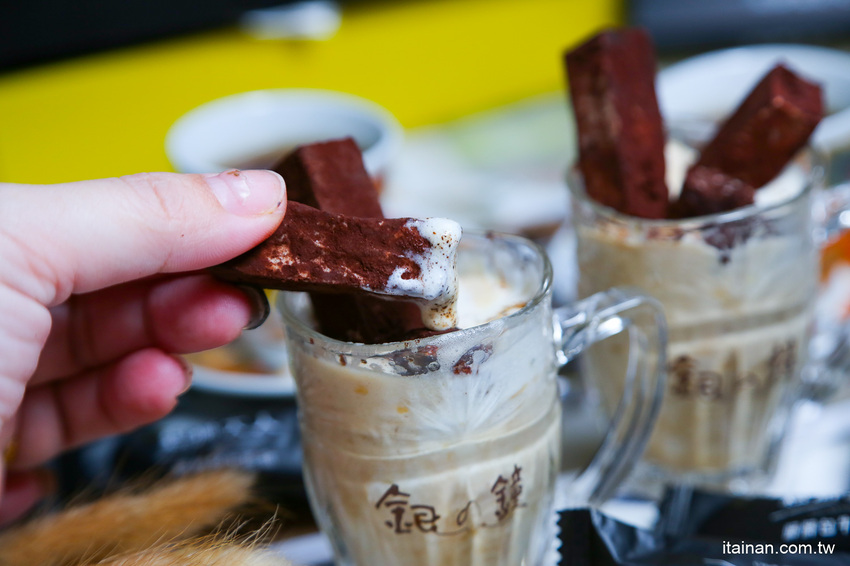 這款甜點超療癒!!陪你宅在家不無聊!越髒越好吃的「鬆獅大人」髒髒包牛軋糖,顛覆傳統口味像餅乾像糖果又像巧克力!! - 台南好Food遊