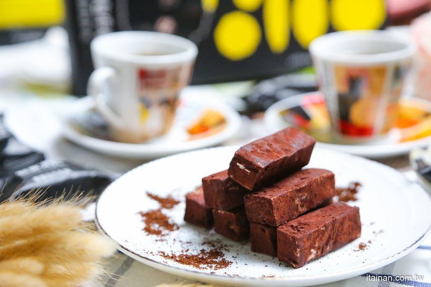 這款甜點超療癒!!陪你宅在家不無聊!越髒越好吃的「鬆獅大人」髒髒包牛軋糖,顛覆傳統口味像餅乾像糖果又像巧克力!! - 台南好Food遊