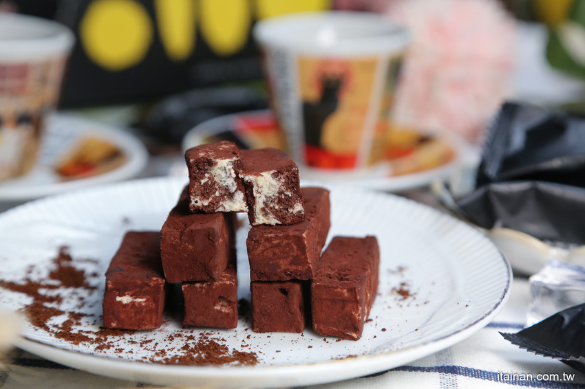 這款甜點超療癒!!陪你宅在家不無聊!越髒越好吃的「鬆獅大人」髒髒包牛軋糖,顛覆傳統口味像餅乾像糖果又像巧克力!! - 台南好Food遊