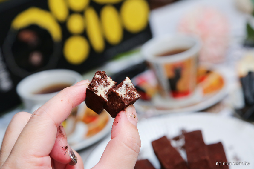 這款甜點超療癒!!陪你宅在家不無聊!越髒越好吃的「鬆獅大人」髒髒包牛軋糖,顛覆傳統口味像餅乾像糖果又像巧克力!! - 台南好Food遊