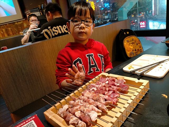 羊騷殿|台北西門町美食.羊肉串自動燒烤機.串燒美味輕鬆吃!