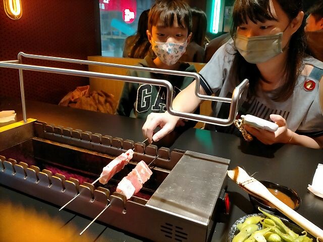 羊騷殿|台北西門町美食.羊肉串自動燒烤機.串燒美味輕鬆吃!