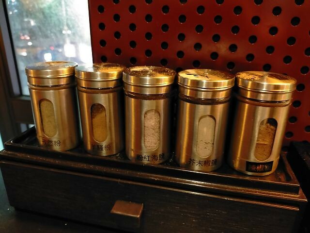 羊騷殿|台北西門町美食.羊肉串自動燒烤機.串燒美味輕鬆吃!