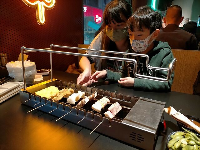 羊騷殿|台北西門町美食.羊肉串自動燒烤機.串燒美味輕鬆吃!