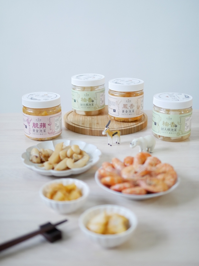 宅配美食｜白飯殺手來啦『名菜屋』加入清甜水果元素的爽口泡菜，讓人無法自拔的團購美食推薦！網購開箱｜泡菜推薦 - 曼達愛吃鬼