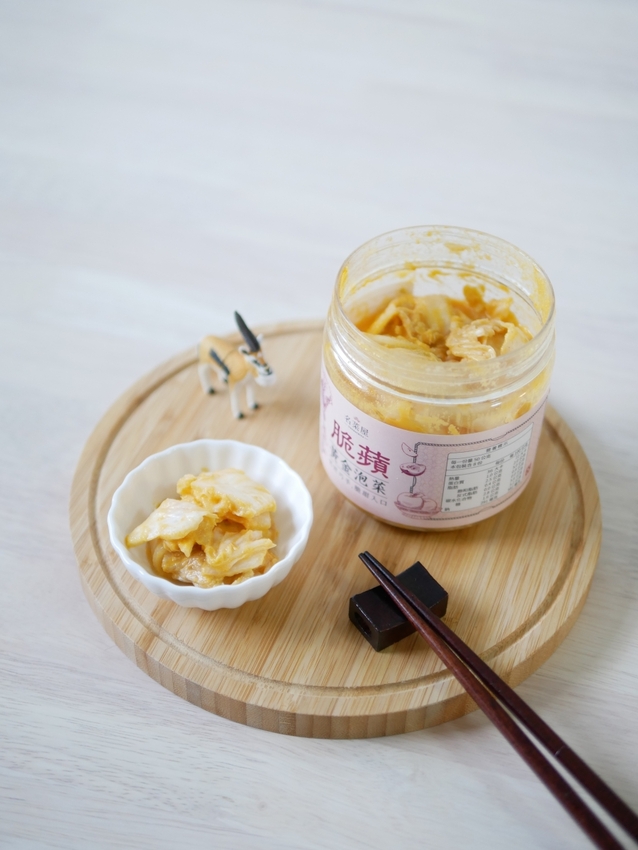 宅配美食｜白飯殺手來啦『名菜屋』加入清甜水果元素的爽口泡菜，讓人無法自拔的團購美食推薦！網購開箱｜泡菜推薦 - 曼達愛吃鬼