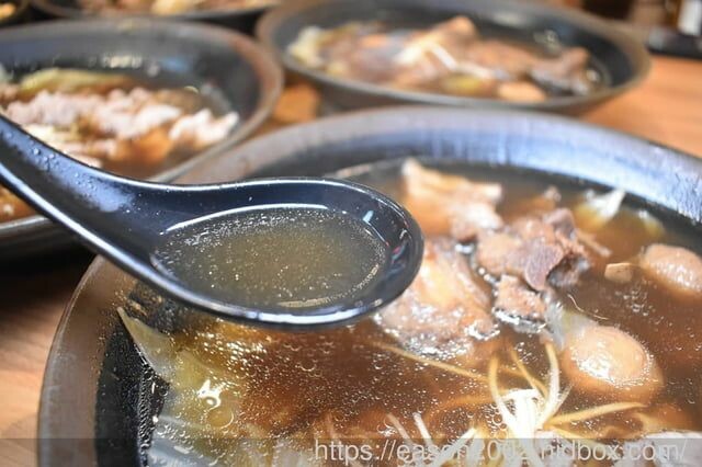 新莊美食 | 蜀羊-一碗小羊肉 新莊宏匯廣場7樓美食街 湯頭清甜甘醇 羊肉肉質軟嫩 吃起來沒有羊騷味 -  就是這樣。吃喝玩樂。愛漂亮部落格 - FashionGuide 華人時尚專業評鑑