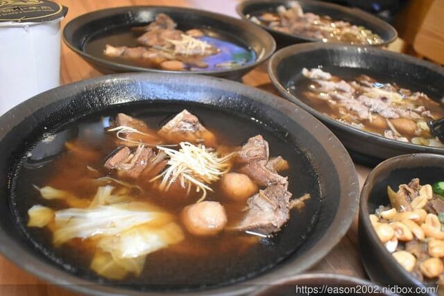 新莊美食 | 蜀羊-一碗小羊肉 新莊宏匯廣場7樓美食街 湯頭清甜甘醇 羊肉肉質軟嫩 吃起來沒有羊騷味 -  就是這樣。吃喝玩樂。愛漂亮部落格 - FashionGuide 華人時尚專業評鑑