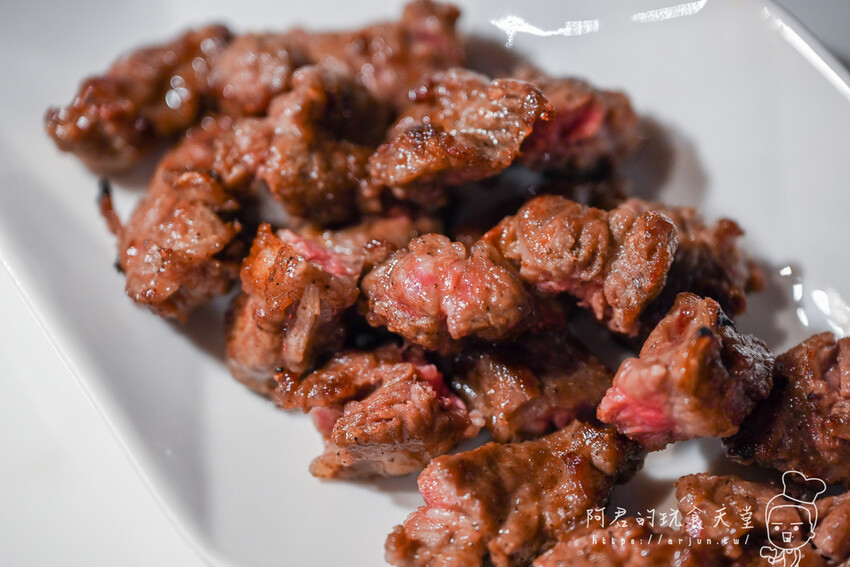 【台中】Eartha燒肉餐酒館|不只餐點浮誇!專屬桌邊服務,只要等著大口吃肉的五星享受 » 阿君的玩食天堂