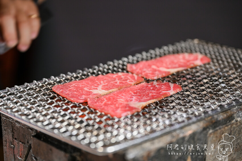 【台中】Eartha燒肉餐酒館|不只餐點浮誇!專屬桌邊服務,只要等著大口吃肉的五星享受 » 阿君的玩食天堂