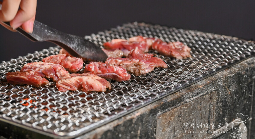 【台中】Eartha燒肉餐酒館|不只餐點浮誇!專屬桌邊服務,只要等著大口吃肉的五星享受 » 阿君的玩食天堂