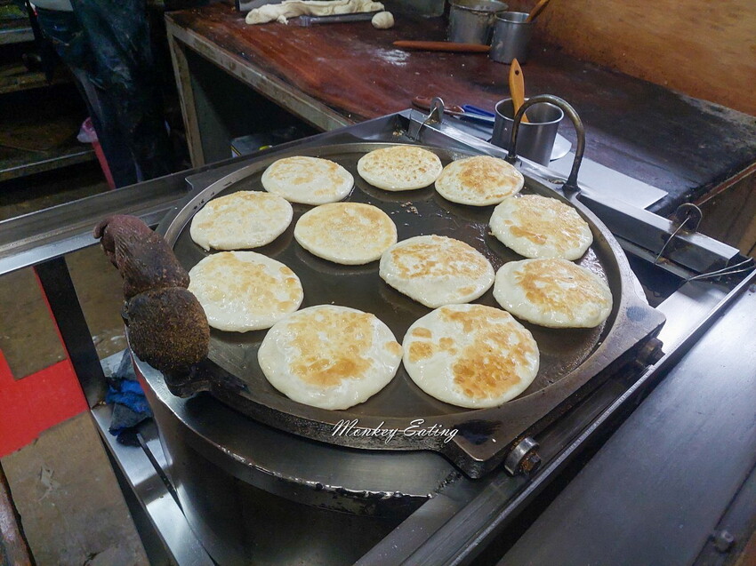 【台中東勢】老祖早餐灌蛋餅│40年老店純手工灌蛋餅,假日排隊人氣早餐,東勢小吃推薦 - 貪吃猴的幻想