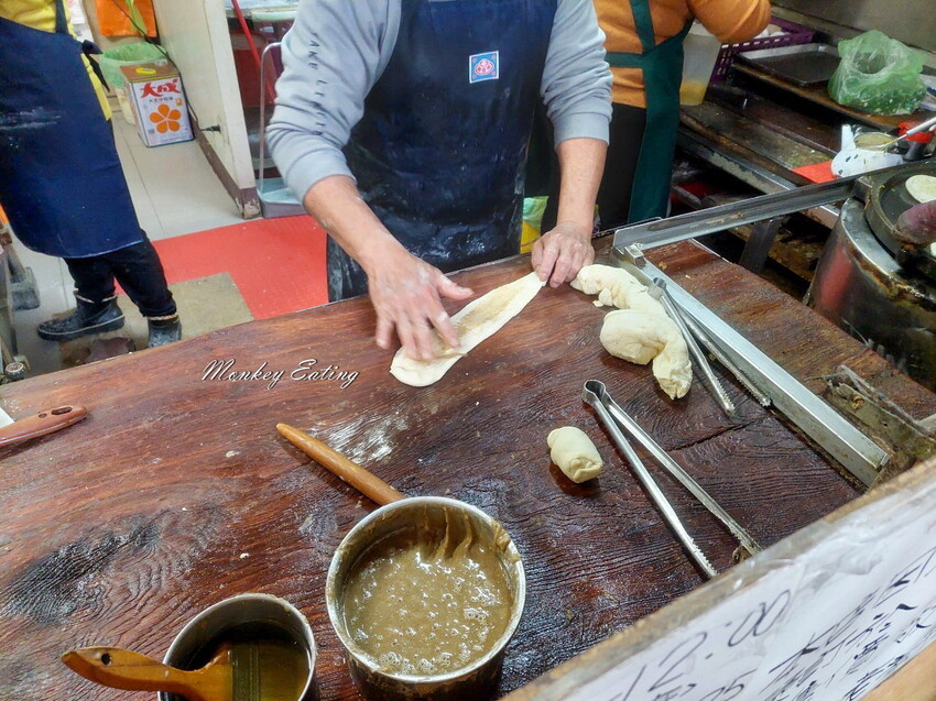 【台中東勢】老祖早餐灌蛋餅│40年老店純手工灌蛋餅,假日排隊人氣早餐,東勢小吃推薦 - 貪吃猴的幻想