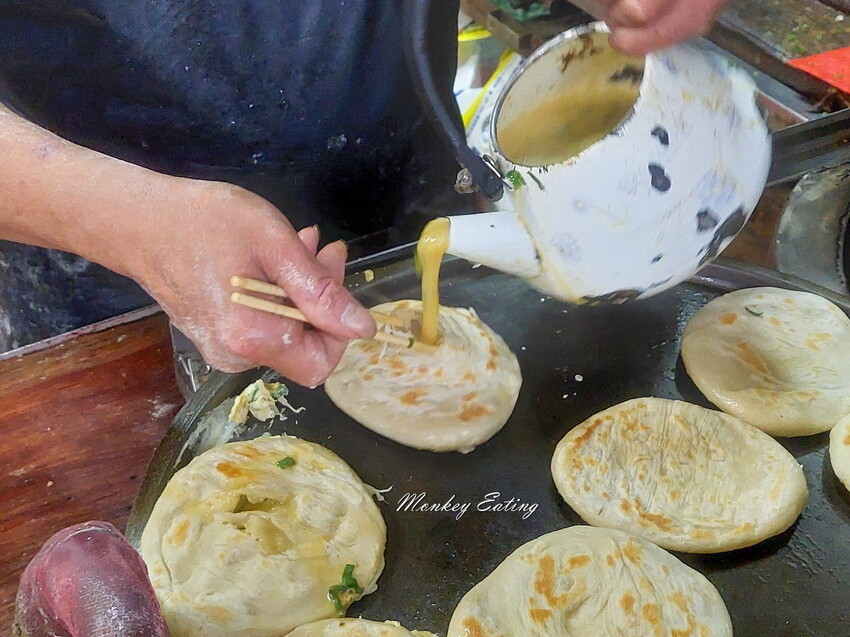 【台中東勢】老祖早餐灌蛋餅│40年老店純手工灌蛋餅,假日排隊人氣早餐,東勢小吃推薦 - 貪吃猴的幻想