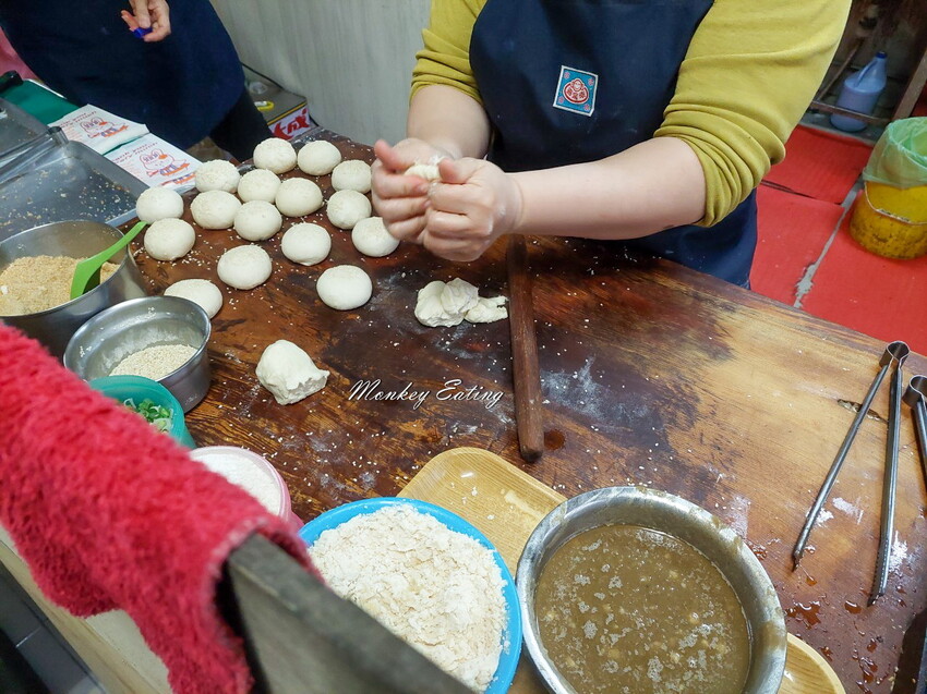 【台中東勢】老祖早餐灌蛋餅│40年老店純手工灌蛋餅,假日排隊人氣早餐,東勢小吃推薦 - 貪吃猴的幻想