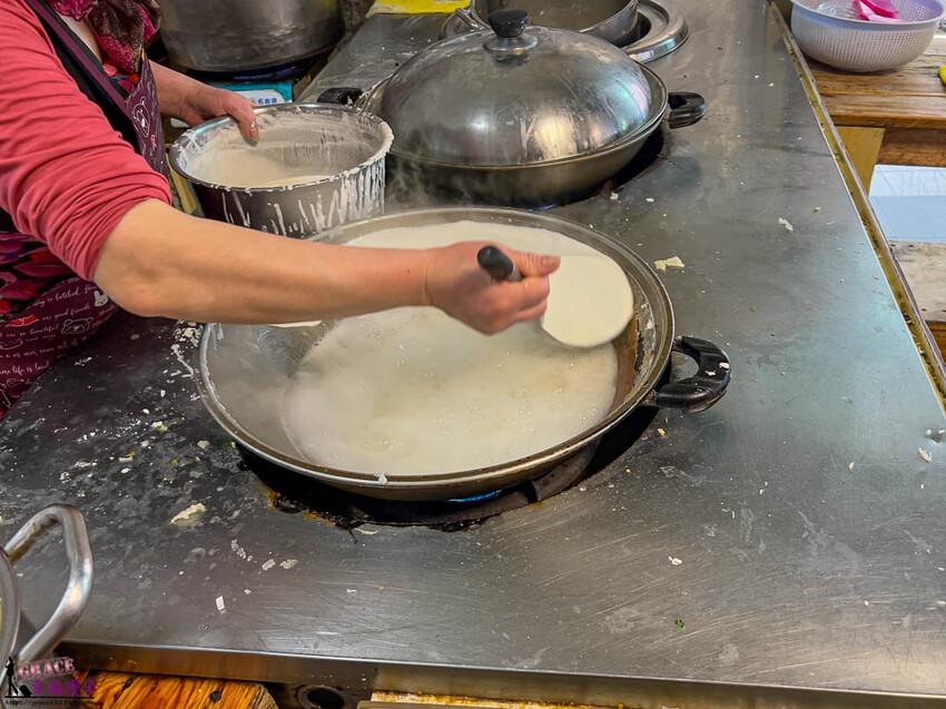 連江縣南竿鄉阿妹的店鼎邊糊–馬祖菜市場裡的人氣早餐,一整碗都是鮮美的海味