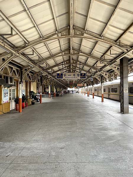 嘉義市北門驛│檜來嘉驛檜木列車：紅色懷舊檜木火車