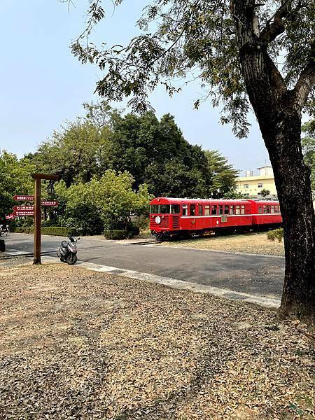 嘉義市北門驛│檜來嘉驛檜木列車：紅色懷舊檜木火車