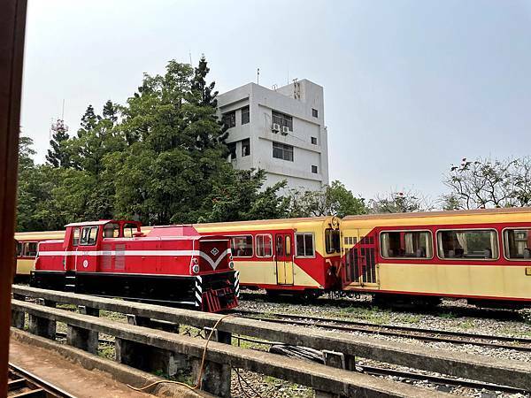 嘉義市北門驛│檜來嘉驛檜木列車：紅色懷舊檜木火車