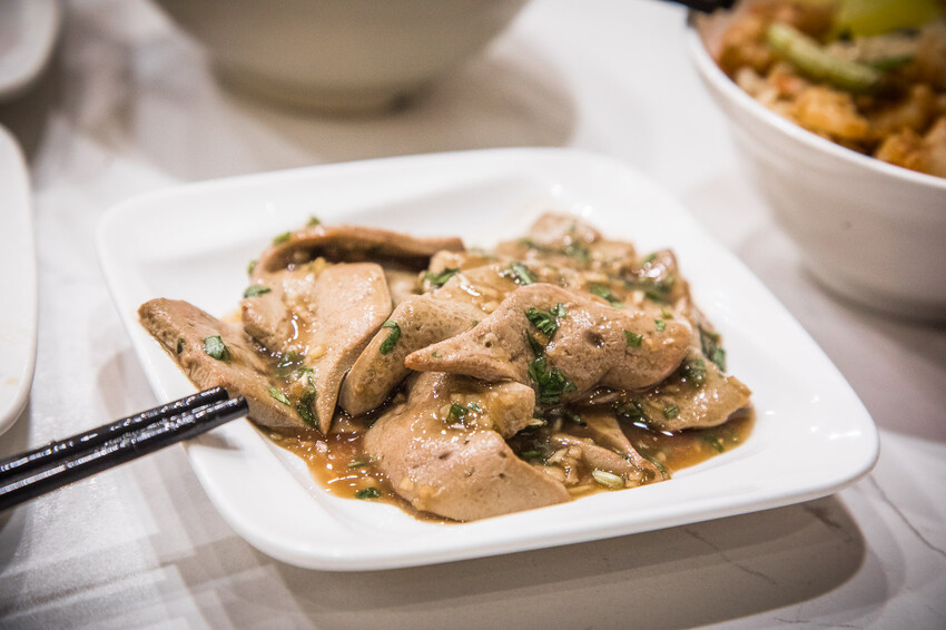 台南古早味推薦,矮仔成蝦仁飯傳承四代,百年老店必吃。