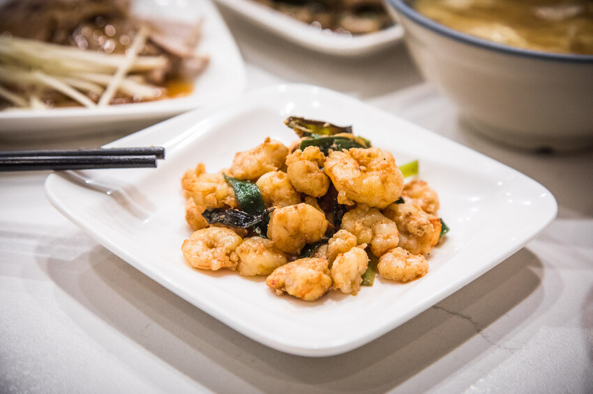 台南古早味推薦,矮仔成蝦仁飯傳承四代,百年老店必吃。