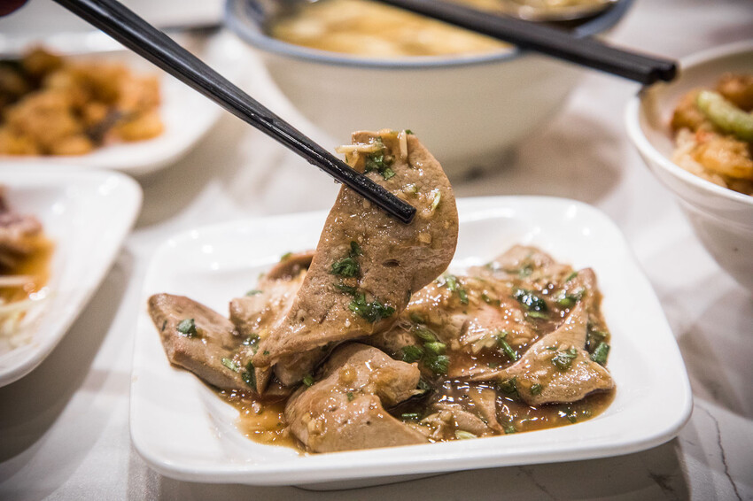 台南古早味推薦,矮仔成蝦仁飯傳承四代,百年老店必吃。