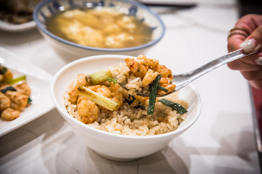 台南古早味推薦,矮仔成蝦仁飯傳承四代,百年老店必吃。