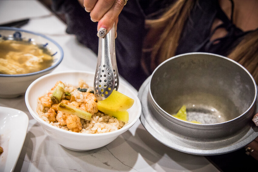 台南古早味推薦,矮仔成蝦仁飯傳承四代,百年老店必吃。