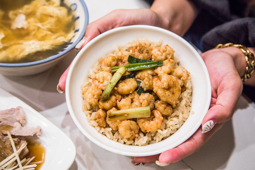 台南古早味推薦,矮仔成蝦仁飯傳承四代,百年老店必吃。