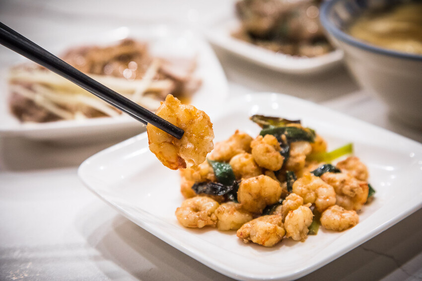 台南古早味推薦,矮仔成蝦仁飯傳承四代,百年老店必吃。