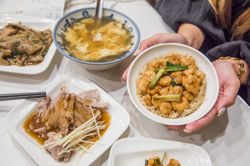 台南古早味推薦,矮仔成蝦仁飯傳承四代,百年老店必吃。
