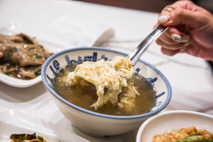 台南古早味推薦,矮仔成蝦仁飯傳承四代,百年老店必吃。