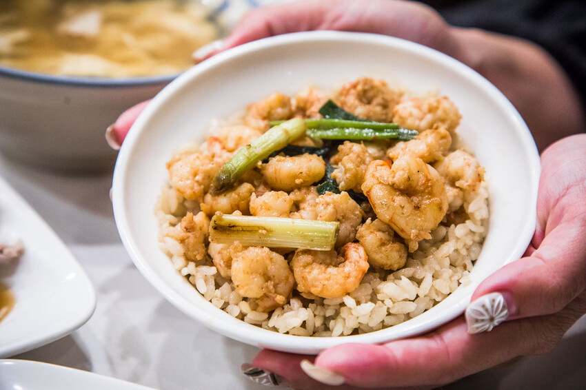 台南古早味推薦,矮仔成蝦仁飯傳承四代,百年老店必吃。