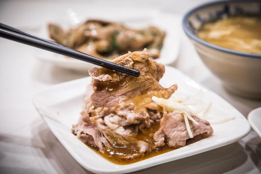 台南古早味推薦,矮仔成蝦仁飯傳承四代,百年老店必吃。