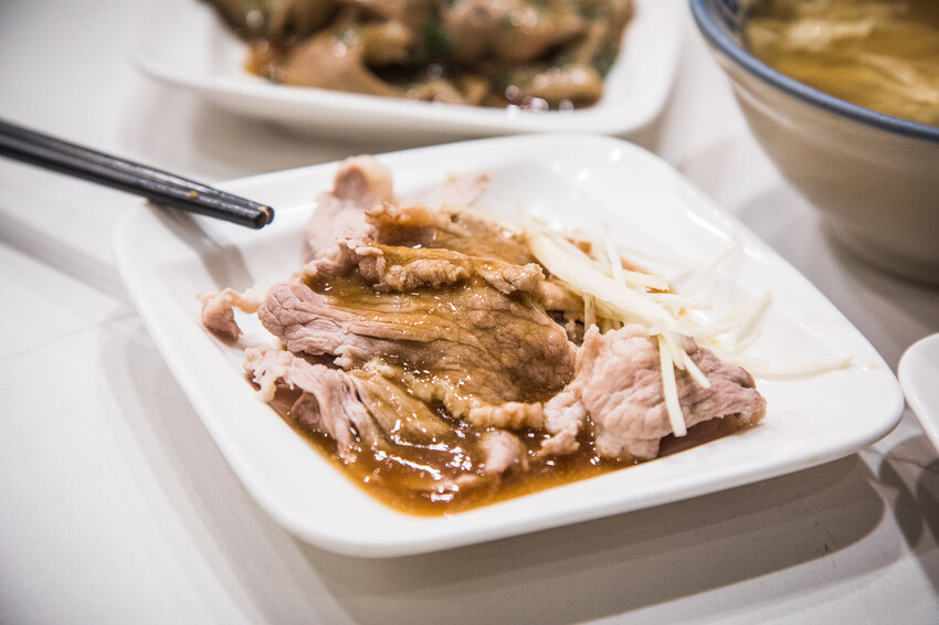 台南古早味推薦,矮仔成蝦仁飯傳承四代,百年老店必吃。