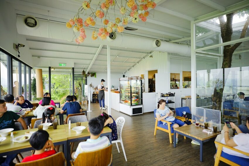 食記|台南玉井 魔法森林景觀咖啡小餐館 森林環繞、玻璃天空步道 台南景觀餐廳推薦! - 奇奇一起玩樂趣