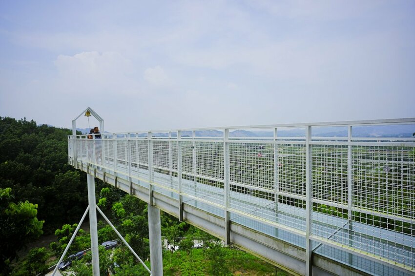 食記|台南玉井 魔法森林景觀咖啡小餐館 森林環繞、玻璃天空步道 台南景觀餐廳推薦! - 奇奇一起玩樂趣